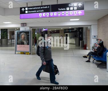 Édimbourg, Écosse, Royaume-Uni. 27 mars 2020. Vue intérieure d'un aéroport d'Edimbourg déserté pendant la pandémie de coronavirus. Avec très peu de vols pendant la crise actuelle de Covid-19 les passagers sont rares dans le terminal. Iain Masterton/Alay Live News Banque D'Images