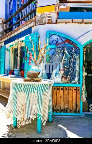 Boutique de souvenirs traditionnelle sur l'île des cyclades, Amorgos. Banque D'Images