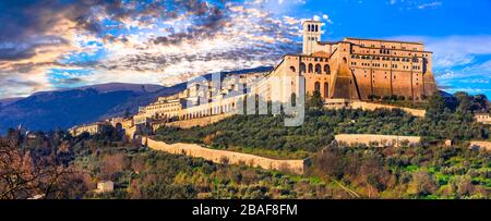 Belle vieille ville d'Asisi au coucher du soleil, vue panoramique, région d'Ombrie, Italie. Banque D'Images