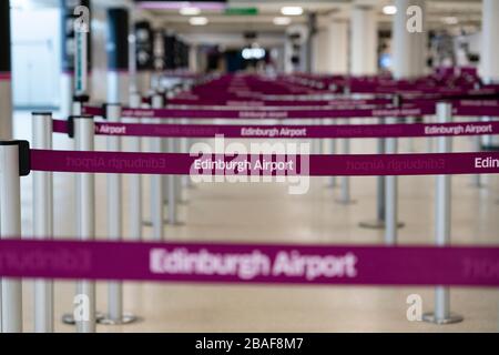 Édimbourg, Écosse, Royaume-Uni. 27 mars 2020. Vue intérieure d'un aéroport d'Edimbourg déserté pendant la pandémie de coronavirus. Avec très peu de vols pendant la crise actuelle de Covid-19 les passagers sont rares dans le terminal. Iain Masterton/Alay Live News Banque D'Images