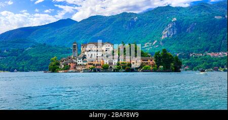 Magnifique village Orta San Giulio, vue sur le lac et les montagnes, région du Piémont, Norh Italie. Banque D'Images