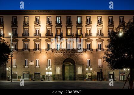 Italie, Naples: Mars 2020 - Ville vide pendant le verrouillage en raison de Coronavirus - Piazza Municipio, Palazzo San Giacomo, l'Hôtel de Ville Banque D'Images