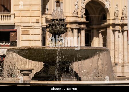 Italie, Naples: Mars 2020 - ville vide pendant le verrouillage en raison de Coronavirus - piazza Trieste e Trento. La Fontana del Carciofo ou la fontaine DE LA A. Banque D'Images