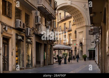 Italie, Naples: Mars 2020 - ville vide pendant le verrouillage en raison de Coronavirus - via Chiaia Banque D'Images