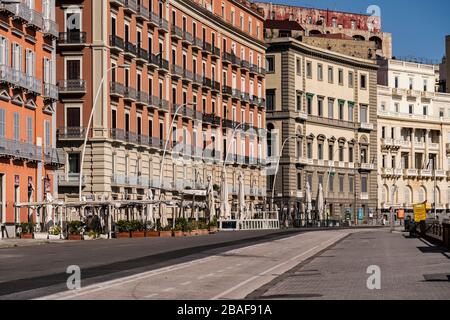 Italie, Naples: Mars 2020 - ville vide pendant le verrouillage en raison de Coronavirus - via Partenope Banque D'Images