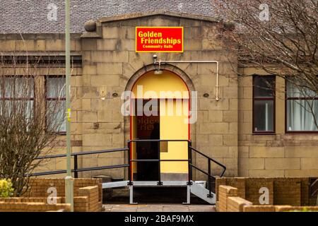 Clydebank, Royaume-Uni. 27 mars 2020. Les Halls de la communauté Golden Friendships, avec leurs portes ouvertes et des bénévoles essayant leur meilleur de l'intérieur. Crédit : Colin Poultney/Alay Live News Banque D'Images