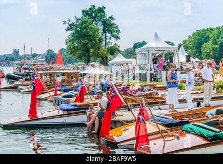 Une journée d'été en anglais - ciel bleu, bateaux, drapeaux rouges et personnes appréciant le rallye traditionnel de bateau sur la Tamise, Henley-on-Thames. 2018. Banque D'Images