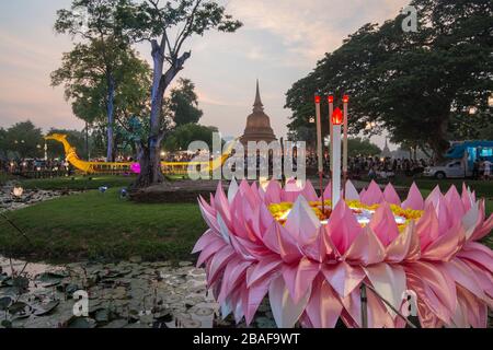 Un Krathong Loy Krathong au Festival dans le parc historique de Sukhothai dans la Provinz Sukhothai en Thaïlande. La Thaïlande, Sukhothai, novembre, 201 Banque D'Images