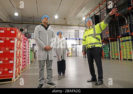 Crédit obligatoire Julien Behal Taoiseach Leo Varadkar (à gauche) lors d'une visite au grossiste de fruits et légumes Total Produce in Swords, Dublin avec la ministre des Affaires Heather Humphreys et des McCoy MD de Total Produce (à droite). Banque D'Images