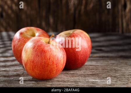 Fruits rouges à la pomme sur la table, image rapprochée Banque D'Images