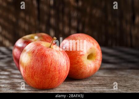 Fruits rouges à la pomme sur la table, image rapprochée Banque D'Images