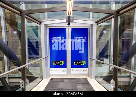 Johannesburg, Afrique du Sud - 29 février 2012 : portes d'entrée du pont SKY au centre de congrès de Sandton Banque D'Images