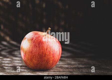 Fruits rouges à la pomme sur la table, image rapprochée Banque D'Images