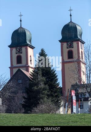 25 mars 2020, Bade-Wuerttemberg, Saint-Märgen : les tours de l'église du monastère sont illuminées par le soleil. Photo : Patrick Seeger/dpa Banque D'Images