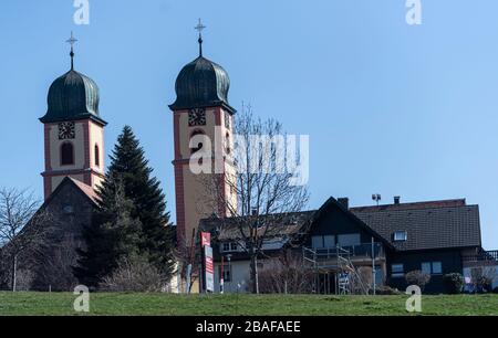 25 mars 2020, Bade-Wuerttemberg, Saint-Märgen : les tours de l'église du monastère sont illuminées par le soleil. Photo : Patrick Seeger/dpa Banque D'Images