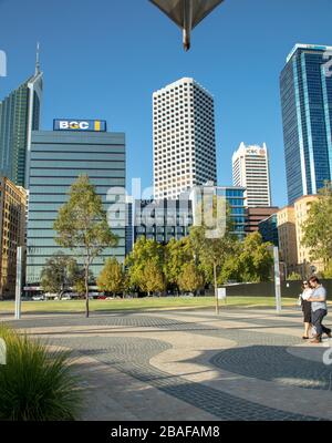 Grands immeubles de bureaux vus dans le quartier financier de Perth, Australie occidentale. Banque D'Images