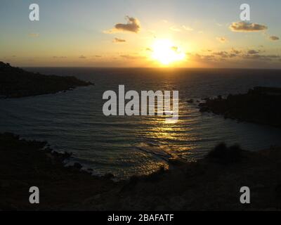Magnifique paysage du coucher de soleil à Ghajn Tuffieha Bay, Riviera Bay, îles maltaises, Malte Banque D'Images