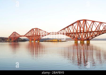 Forth Rail Bridge face au Firth, vue depuis South Queensferry au soleil en hiver, Écosse, Royaume-Uni, Europe Banque D'Images