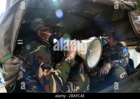 Dhaka, Bangladesh. 27 mars 2020. Les soldats de l'armée conscients que les gens en général utilisent le masque, restent à la maison lorsqu'ils patrouillent le long d'une rue lors d'un verrouillage imposé par le gouvernement comme mesure préventive contre le coronavirus COVID-19 à Dhaka le 27 mars 2020. Crédit: Alay/Alay Live News Banque D'Images