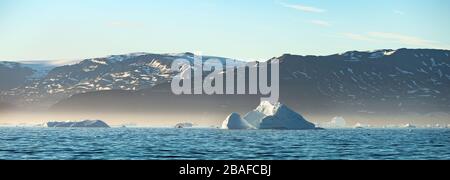 Icebergs dans la baie de Disko, Groenland. Misty matin. Banque D'Images