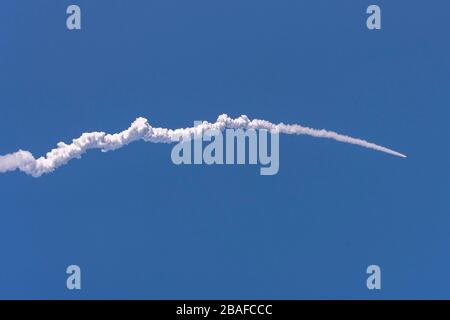 Cap Canaveral, États-Unis d'Amérique. 27 mars 2020. Une fusée de l'Alliance de lancement United Space Force Atlas V AEHF-6 des États-Unis s'élève du complexe de lancement spatial 41 à la station aérienne de Cape Canaveral le 26 mars 2020 à Cape Canaveral, en Floride. Le lancement de l'AEHF-6, un satellite de relais de communications sophistiqué, est le premier fichier payload du ministère de la Défense lancé pour la Force spatiale des États-Unis. Crédit: Joshua Conti/USAF/Alay Live News Banque D'Images