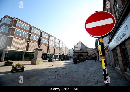 Des rues vides autour de l'ancien Market Hall sur la place de Shrewsbury tandis que le Royaume-Uni continue de se maintenir en place pour aider à freiner la propagation du coronavirus. Banque D'Images