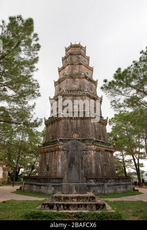 La Tour Phuoc Duyen à la Pagode Thien Mu sur la colline Ha Khe à Hue Vietnam Banque D'Images