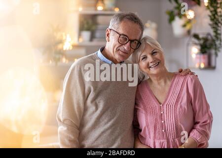 Portrait d'un couple senior heureux se détendre ensemble à la maison Banque D'Images