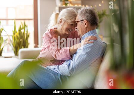 Portrait d'un couple senior heureux se détendre ensemble à la maison Banque D'Images