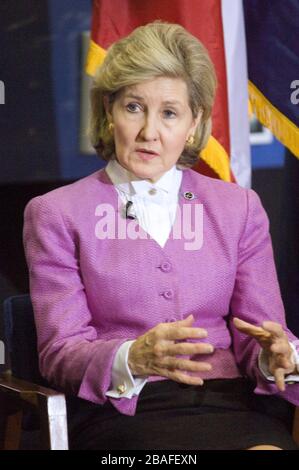 Dans cette photo publiée par l'Administration nationale de l'aéronautique et de l'espace, le sénateur américain Kay Bailey Hutchison (républicain du Texas) rencontre les médias dans l'installation de dépôt de véhicules spatiaux lors d'une visite au Centre spatial Johnson à Houston, Texas, le 5 août 2005.Credit: NASA via CNP | usage dans le monde entier Banque D'Images