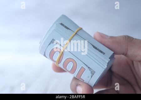 Gros plan sur la main de l'homme qui nous tient du dollar. Banque D'Images