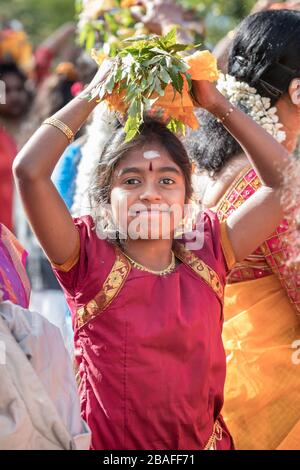 La jeune fille hindoue à sari participe à une procession colorée du Festival Chariot offre sur sa tête Banque D'Images