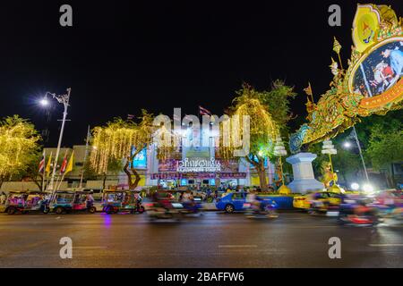 BANGKOK/THAÏLANDE - 5 décembre: Rajadamnern Boxing Stadium nuit vue rue dans la ville près du vieux quartier beaucoup de gens attendent pour voir le spectacle Compe Banque D'Images