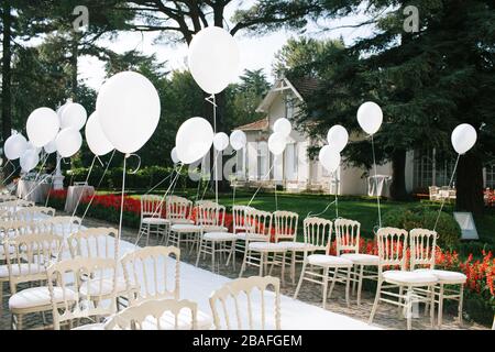 Chaises et ballons de la zone de mariage. Banque D'Images