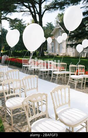 Chaises et ballons de la zone de mariage. Banque D'Images