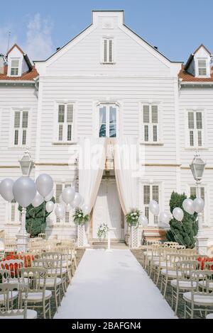 Chaises et ballons de la zone de mariage. Banque D'Images