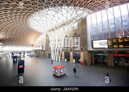 Une gare très calme de Londres King's Cross alors que le Royaume-Uni continue à se verrouiller pour aider à freiner la propagation du coronavirus. Banque D'Images