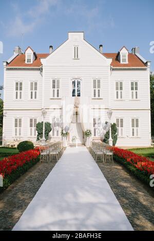 Chaises et ballons de la zone de mariage. Banque D'Images