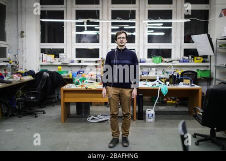 Szymon Chrupczalski, coordinateur du projet VentilAid, pose une photo à l'atelier.les ingénieurs polonais de la société basée à Cracovie Urbicum ont créé VentilAid - un prototype de travail d'un ventilateur qui peut être imprimé sur une imprimante tridimensionnelle. À l'heure actuelle, plusieurs dizaines d'équipes du monde entier travaillent à modifier la conception et à introduire l'appareil dans une production efficace. Il s'agit d'un dernier recours en cas de manque d'équipement professionnel. Sa conception simple et ses matériaux largement disponibles facilitent la fabrication, quel que soit l'emplacement. Banque D'Images