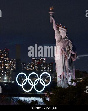 Les anneaux olympiques sont vus au parc marin d'Odaiba à Tokyo, au Japon, le vendredi 27 mars 2020. Le gouvernement japonais et le Comité international olympique ont convenu de reporter les Jeux olympiques de Tokyo 2020 jusqu'en 2021 en raison de la propagation de la pandémie de coronavirus. Photo de Keizo Mori/UPI Banque D'Images