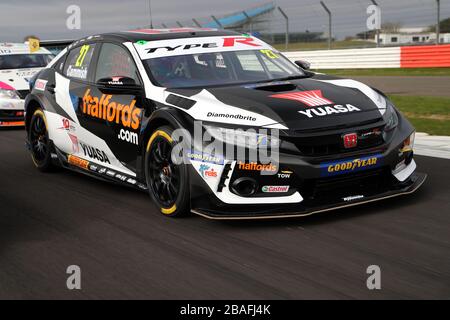 DaN Cammish (GBR) Halfords Yuasa Racing Honda Civic Type R Silverstone BTCC Media Day Banque D'Images