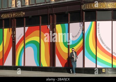 Rainbow affiche les fenêtres du grand magasin Harrods, Knightsbridge, Londres, tandis que le Royaume-Uni continue de se verrouiller pour aider à freiner la propagation du coronavirus. Au total, 759 personnes sont mortes au Royaume-Uni après avoir testé un coronavirus positif à 17 h le 26 mars, a déclaré le ministère de la Santé. Banque D'Images