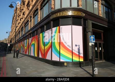 Rainbow affiche les fenêtres du grand magasin Harrods, Knightsbridge, Londres, tandis que le Royaume-Uni continue de se verrouiller pour aider à freiner la propagation du coronavirus. Au total, 759 personnes sont mortes au Royaume-Uni après avoir testé un coronavirus positif à 17 h le 26 mars, a déclaré le ministère de la Santé. Banque D'Images