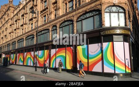 Rainbow affiche les fenêtres du grand magasin Harrods, Knightsbridge, Londres, tandis que le Royaume-Uni continue de se verrouiller pour aider à freiner la propagation du coronavirus. Au total, 759 personnes sont mortes au Royaume-Uni après avoir testé un coronavirus positif à 17 h le 26 mars, a déclaré le ministère de la Santé. Banque D'Images