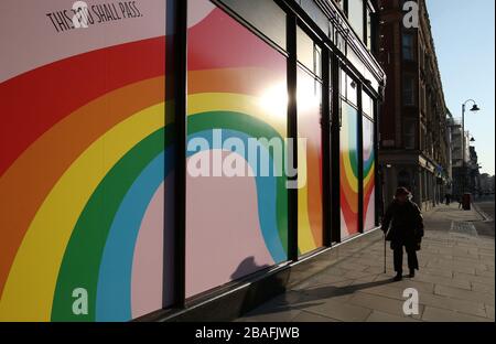 Rainbow affiche les fenêtres du grand magasin Harrods, Knightsbridge, Londres, tandis que le Royaume-Uni continue de se verrouiller pour aider à freiner la propagation du coronavirus. Au total, 759 personnes sont mortes au Royaume-Uni après avoir testé un coronavirus positif à 17 h le 26 mars, a déclaré le ministère de la Santé. Banque D'Images