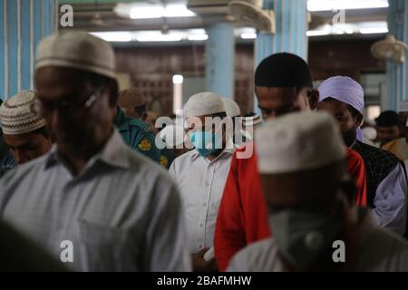 Dhaka, Bangladesh. 27 mars 2020. Par mesure de précaution de COVID-19, les gens portent des masques et des gants de prière Jummah. Au total, 44 personnes ont été infectées par Covid-19 au Bangladesh, dont 5 sont décédées confirmées par l'IEDCR. (Photo de M. Rakibul Hasan/Pacific Press) crédit: Pacific Press Agency/Alay Live News Banque D'Images