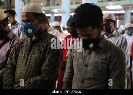 Dhaka, Bangladesh. 27 mars 2020. Par mesure de précaution de COVID-19, les gens portent des masques et des gants de prière Jummah. Au total, 44 personnes ont été infectées par Covid-19 au Bangladesh, dont 5 sont décédées confirmées par l'IEDCR. (Photo de M. Rakibul Hasan/Pacific Press) crédit: Pacific Press Agency/Alay Live News Banque D'Images