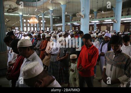 Dhaka, Bangladesh. 27 mars 2020. Par mesure de précaution de COVID-19, les gens portent des masques et des gants de prière Jummah. Au total, 44 personnes ont été infectées par Covid-19 au Bangladesh, dont 5 sont décédées confirmées par l'IEDCR. (Photo de M. Rakibul Hasan/Pacific Press) crédit: Pacific Press Agency/Alay Live News Banque D'Images