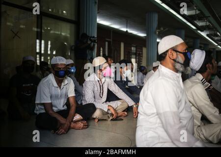 Dhaka, Bangladesh. 27 mars 2020. Par mesure de précaution de COVID-19, les gens portent des masques et des gants de prière Jummah. Au total, 44 personnes ont été infectées par Covid-19 au Bangladesh, dont 5 sont décédées confirmées par l'IEDCR. (Photo de M. Rakibul Hasan/Pacific Press) crédit: Pacific Press Agency/Alay Live News Banque D'Images