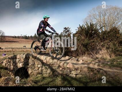 Jeune femme équitation vtt Banque D'Images